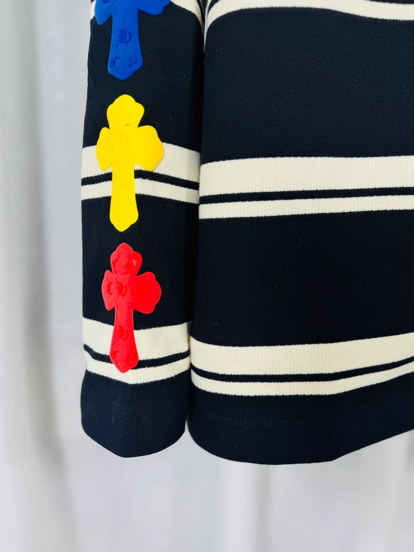 P250 top version, real shot without P, ​​different from market currency) 𝗖𝗵𝗿𝗼𝗺𝗲 𝗛𝗲𝗮𝗿𝘁𝘀/Cro Heart 2025 Autumn and Winter Horseshoe Cross 3D Printed Black and White Striped Couple Casual Long Sleeve 👑The highest version! Customized fabric 320g fabric! Horseshoe cross sticker, a best-selling model in the counter, very comfortable to wear. Accessories: original molded and authenticated collar label➕100% silk wash label. Genuine purchase-grade original hangtag➕matching hanging rope➕3D hanging beads➕original packaging bag. Craftsmanship: The original version has consistent wiring! The highest version of the armhole matching technique! Color: Black Size: S M L XL Style No.: 5188